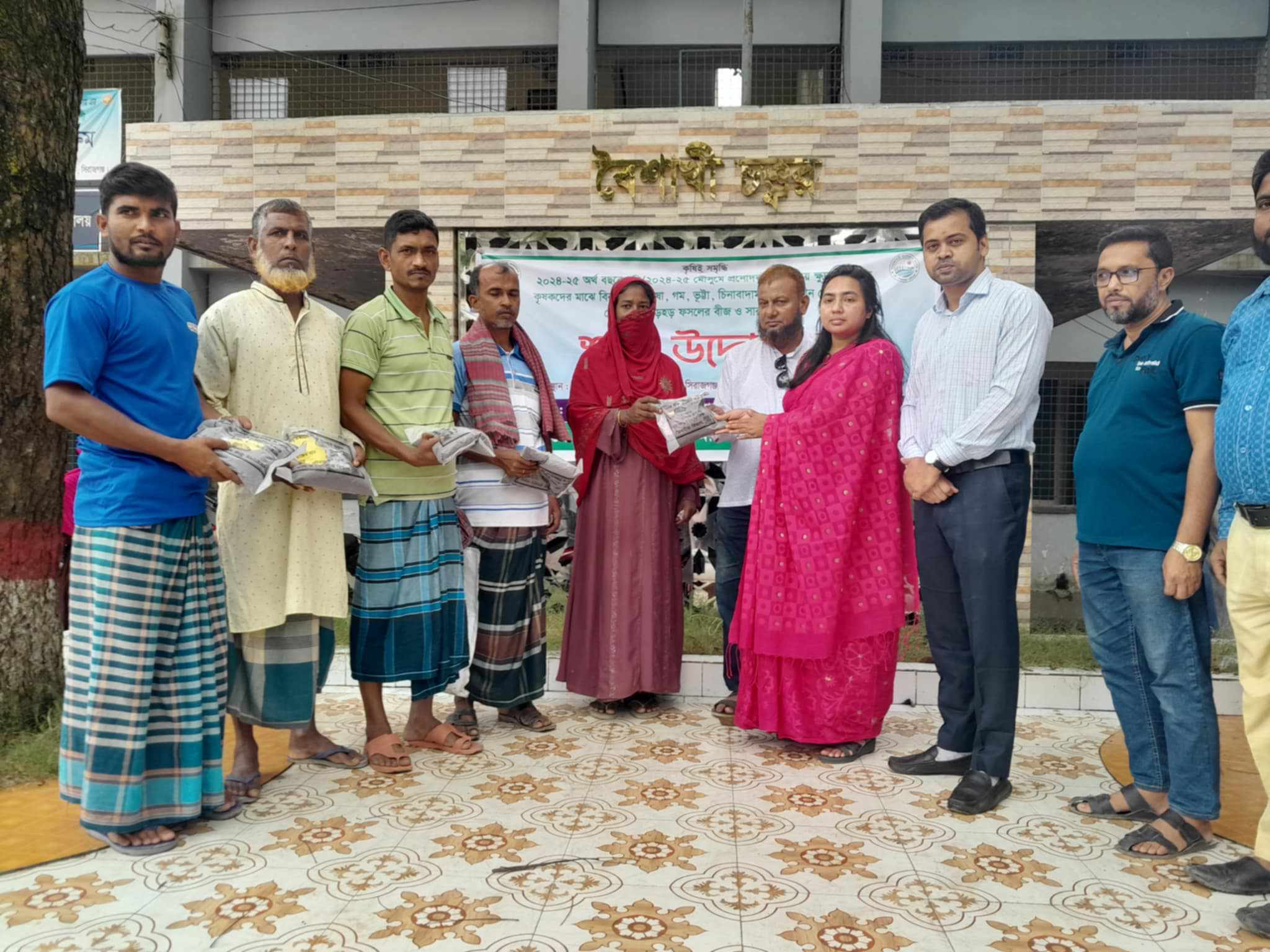 বেলকুচিতে প্রান্তিক কৃষকদের মাঝে সরিষা বীজ ও সার বিতরণ
