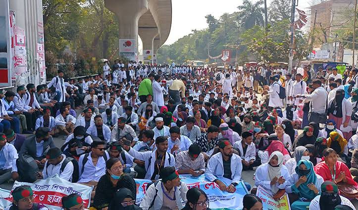 ৪ দফা দাবিতে ম্যাটস শিক্ষার্থীদের শাহবাগ অবরোধ