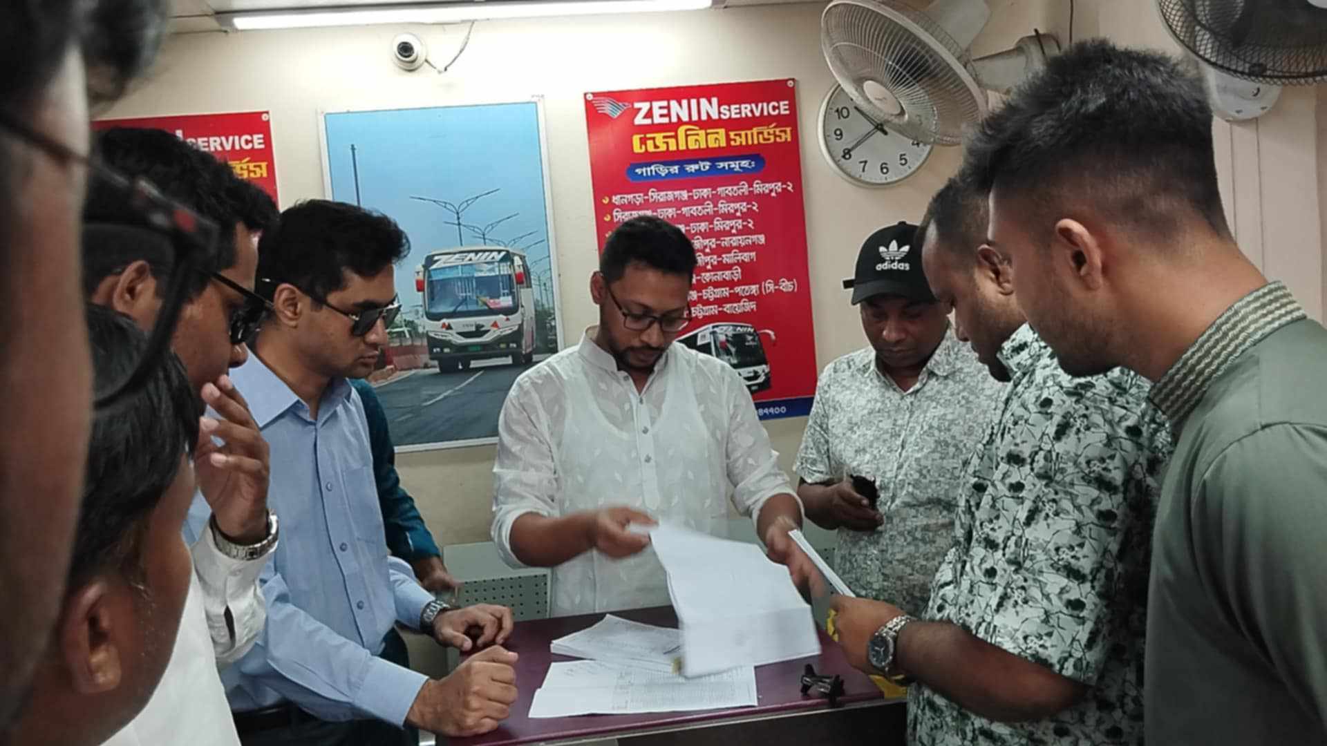 সিরাজগঞ্জ-ঢাকাগামী অভিমুখী বাসে অতিরিক্ত ভাড়া নেওয়ায় বাস কাউন্টারে জরিমানা