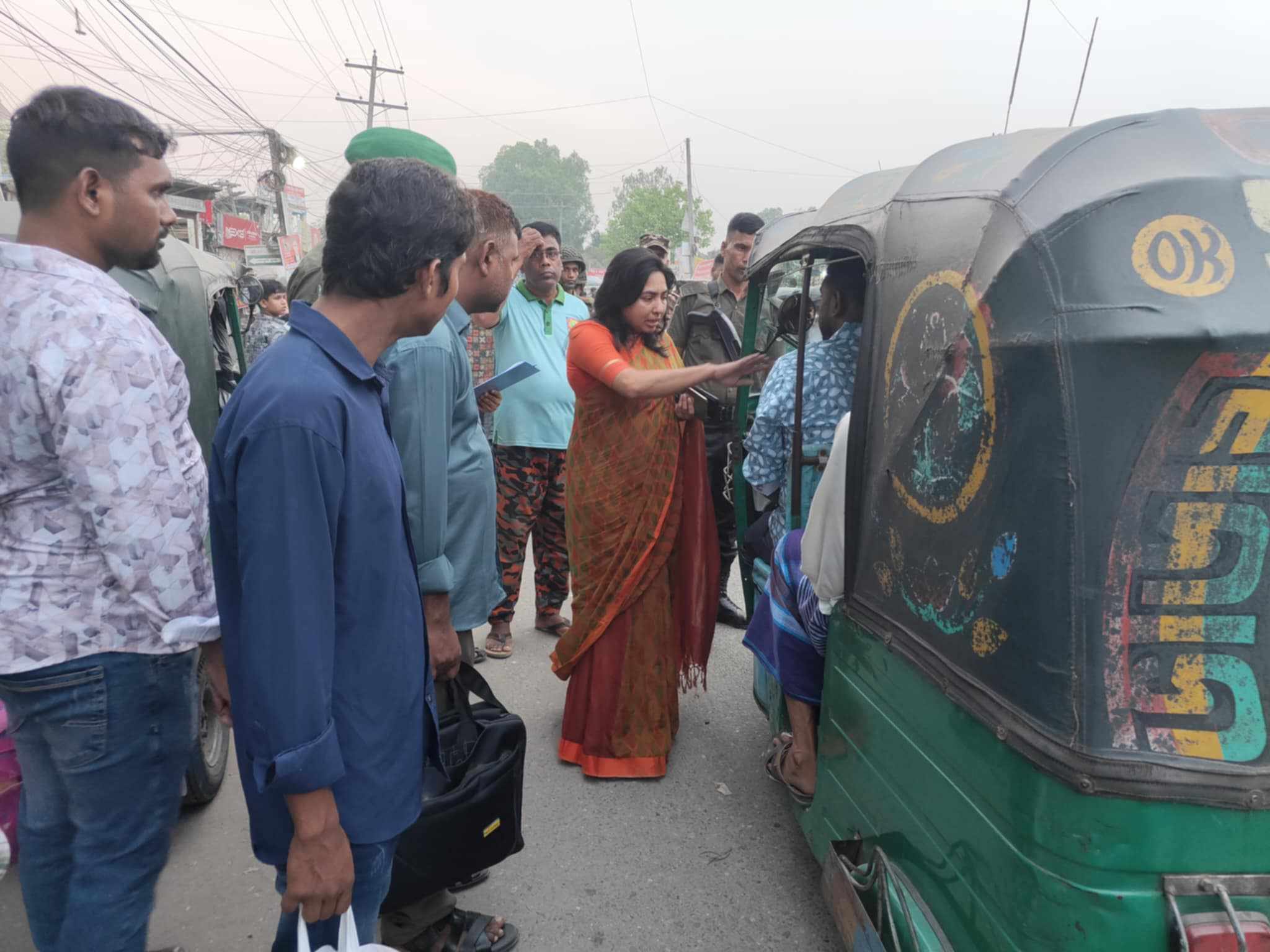 বেলকুচিতে যাত্রী ভাড়া নিয়ন্ত্রণে ইউএনও’র অভিযান, চালকদের জরিমানা