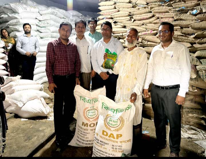 সিংড়ায় ২৭৬০ জন কৃষক পেল বিনামূল্যে সার ও বীজ
