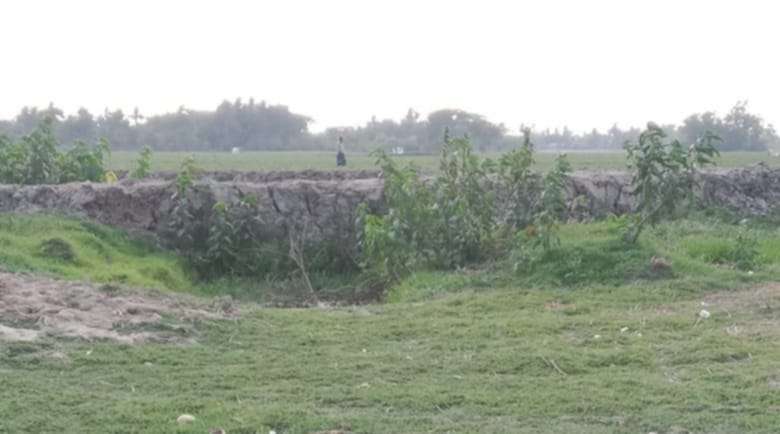 পাইকগাছায় গাবতলা খালে বাঁধ দেয়ায় ইউএনও দপ্তরে অভিযোগ
