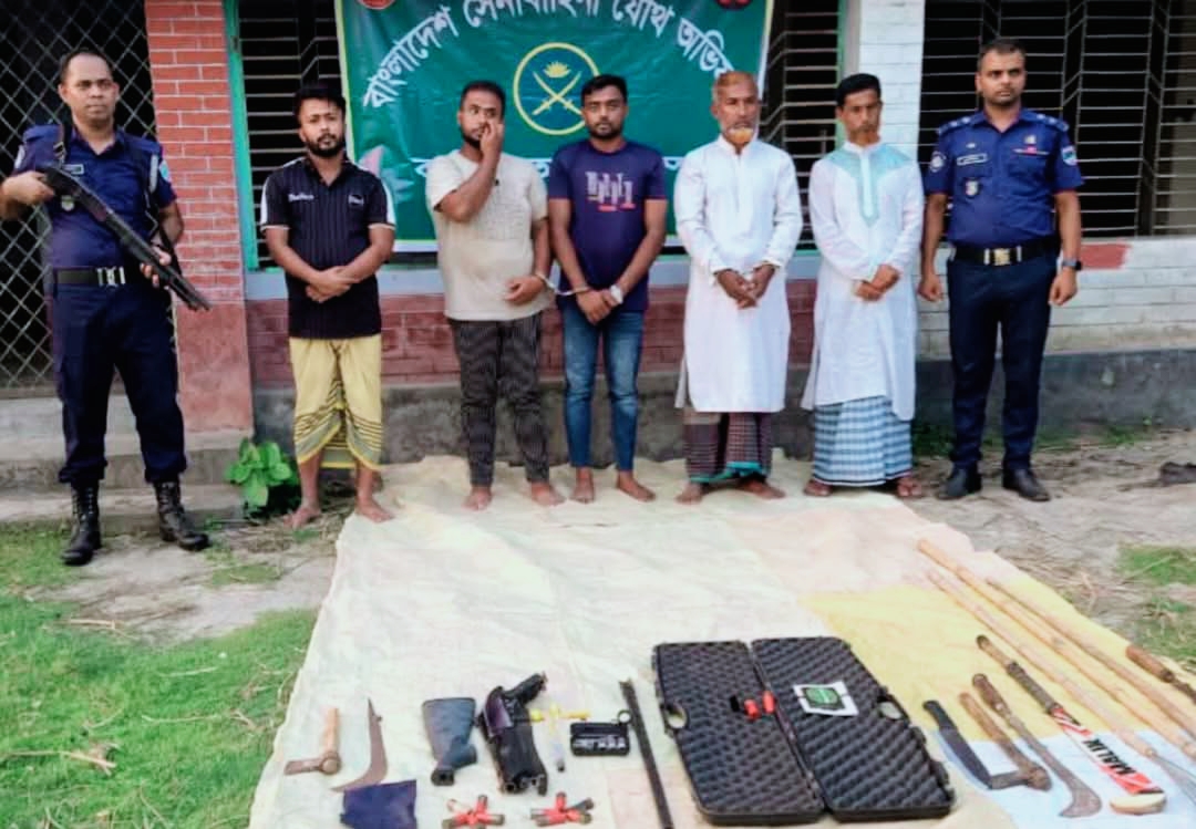 মসজিদের ইমামকে মারধরের ঘটনায় দুই বংশের সংঘর্ষ-গুলিবর্ষণ, অস্ত্রসহ আটক ৫