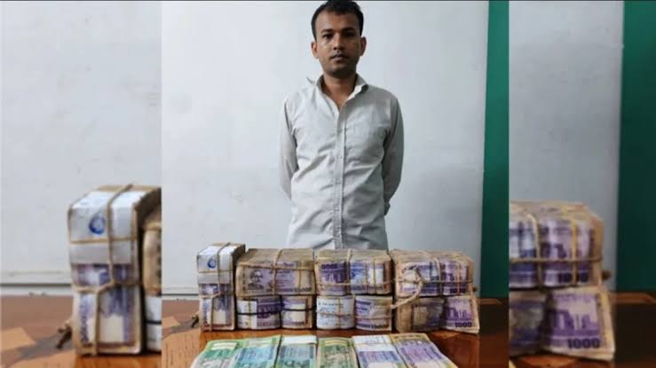 বাসা থেকে দেড় কোটি টাকা ও ৪০ ভরি স্বর্ণ চুরি, কেয়ারটেকার গ্রেপ্তার