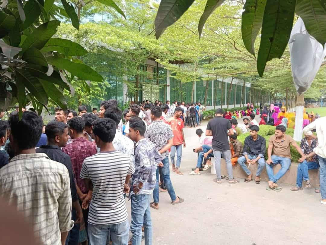 শ্রীপুরে বকেয়া বেতনের দাবিতে শ্রমিকদের বিক্ষোভ