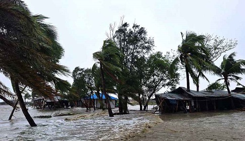 ১০ জেলায় ঝড়ের পূর্বাভাস, বন্দরে ৩ নম্বর সংকেত