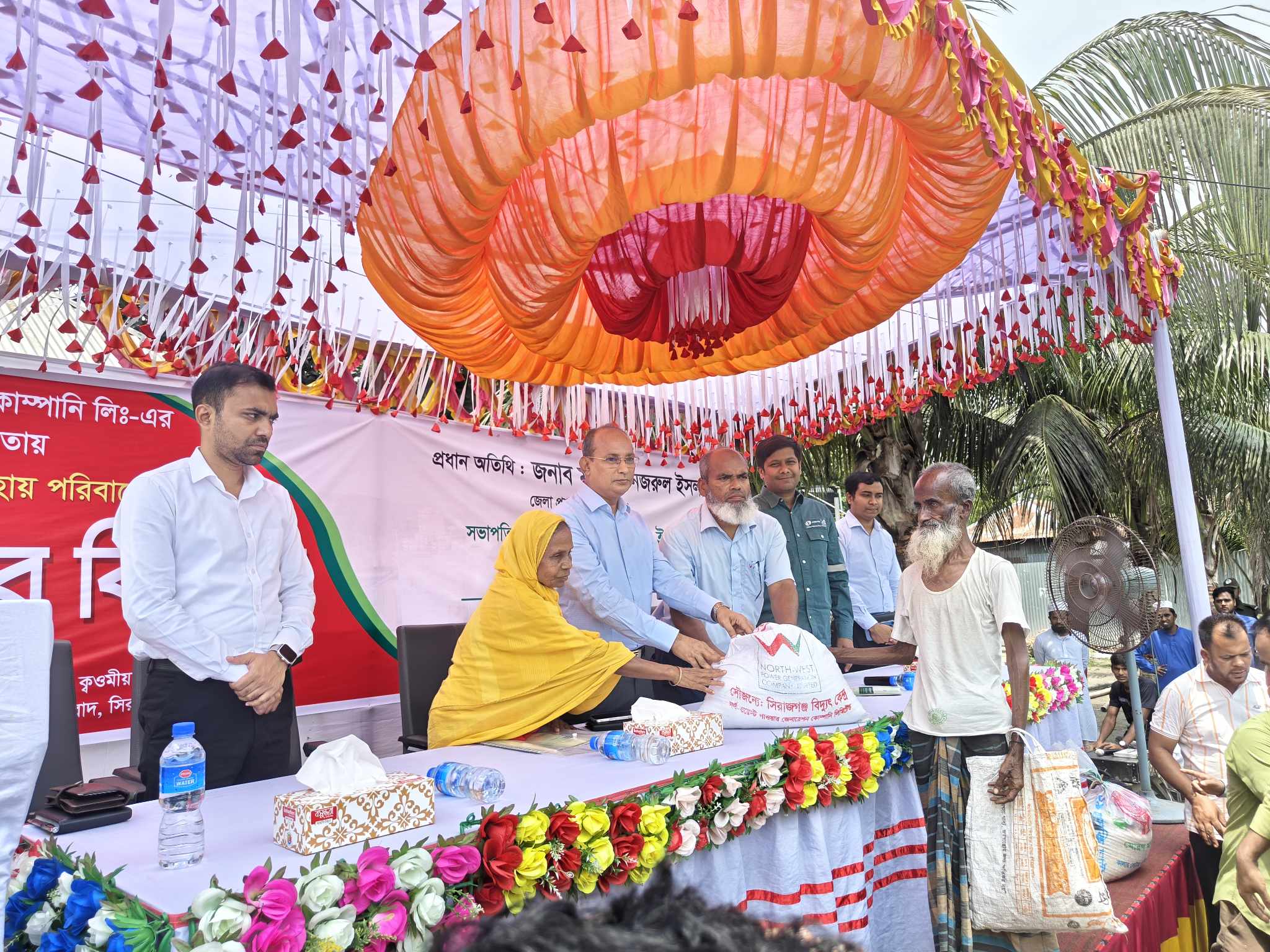সিরাজগঞ্জে অসহায় ও দুস্থ মানুষের মাঝে ঈদ উপহার বিতরন