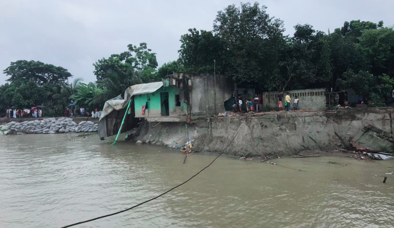 শরীয়তপুর জাজিরায় পদ্মা সেতু প্রকল্প রক্ষা বাঁধে ভাঙন, ১০ স্থাপনা নদীতে
