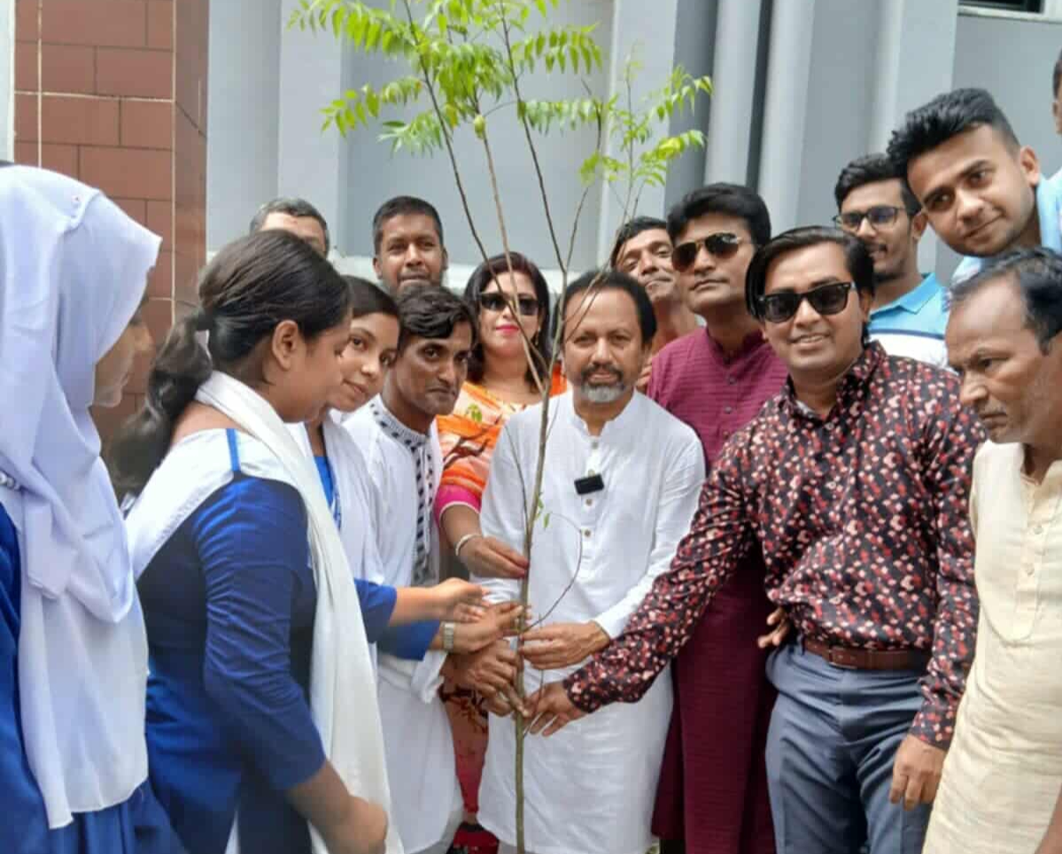 সিরাজগঞ্জে জুলাই-আগষ্ট বিপ্লবে নিহত শহিদদের স্মরণে বৃক্ষ রোপণ