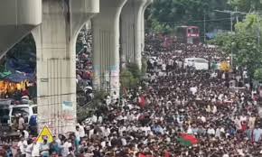 অবরোধের ১৫ মিনিট পর শাহবাগ মোড় ছাড়ল স্বেচ্ছাসেবক দল