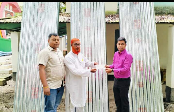 সিংড়ায় অগ্নিকাণ্ডে ক্ষতিগ্রস্ত ৩১ পরিবারকে ঢেউটিন ও চেক প্রদান