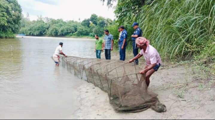 সিংড়ায় ৪ লক্ষ টাকার নিষিদ্ধ চায়না দুয়ারি জাল ধ্বংস, একজনকে জরিমানা