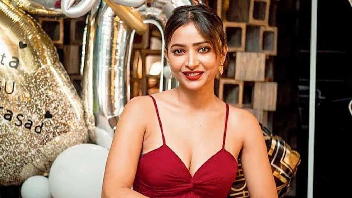 দেহব্যবসার অভিযোগে হোটেল থেকে নায়িকা আটক