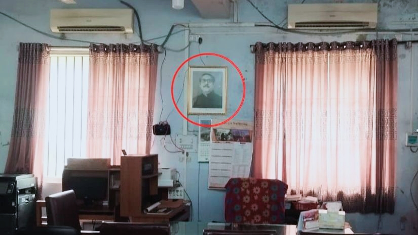 জবির বিভাগে ঝুলছে শেখ মুজিবের ছবি, চেয়ারম্যানের রেডিমেড উত্তর