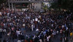 দাবি আদায়ে মৎস্য ভবনের সামনে সড়ক অবরোধ প্রকৌশল শিক্ষার্থীদের