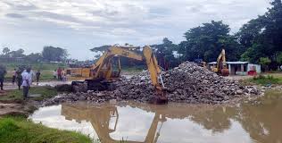 এবার পুকুর থেকে দেড় লাখ ঘনফুট পাথর উদ্ধার