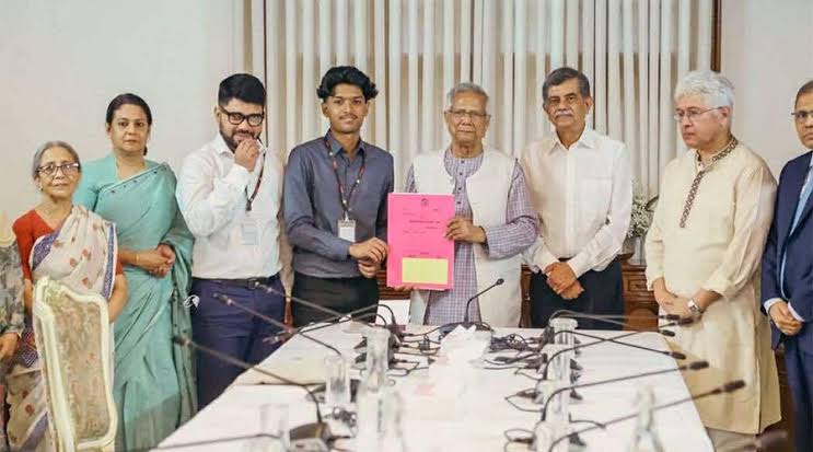 সাগর-রুনির ছেলেকে পূর্বাচলের প্লটের দলিল হস্তান্তর করলেন প্রধান উপদেষ্টা