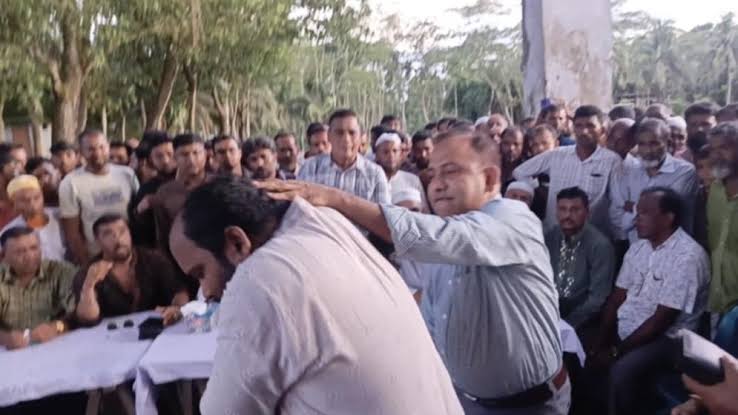 কৃষক দল নেতাকে প্রকাশ্যে বেত্রাঘাত