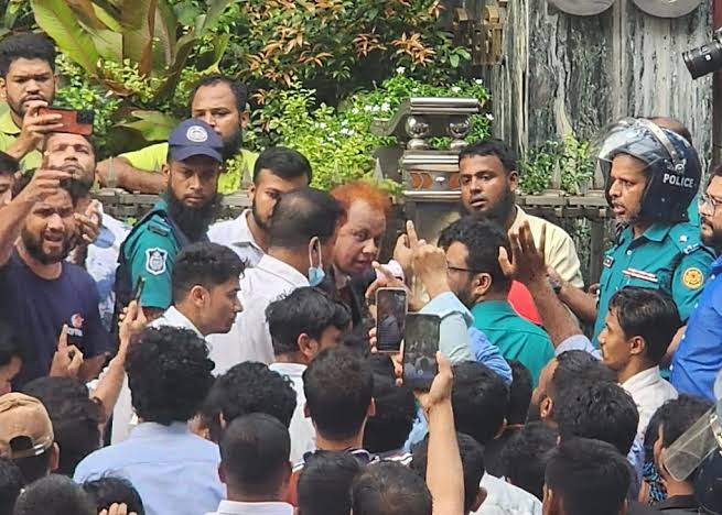 আল-আরাফাহ্‌ ইসলামী ব্যাংকে চাকরিচ্যুতদের হামলা