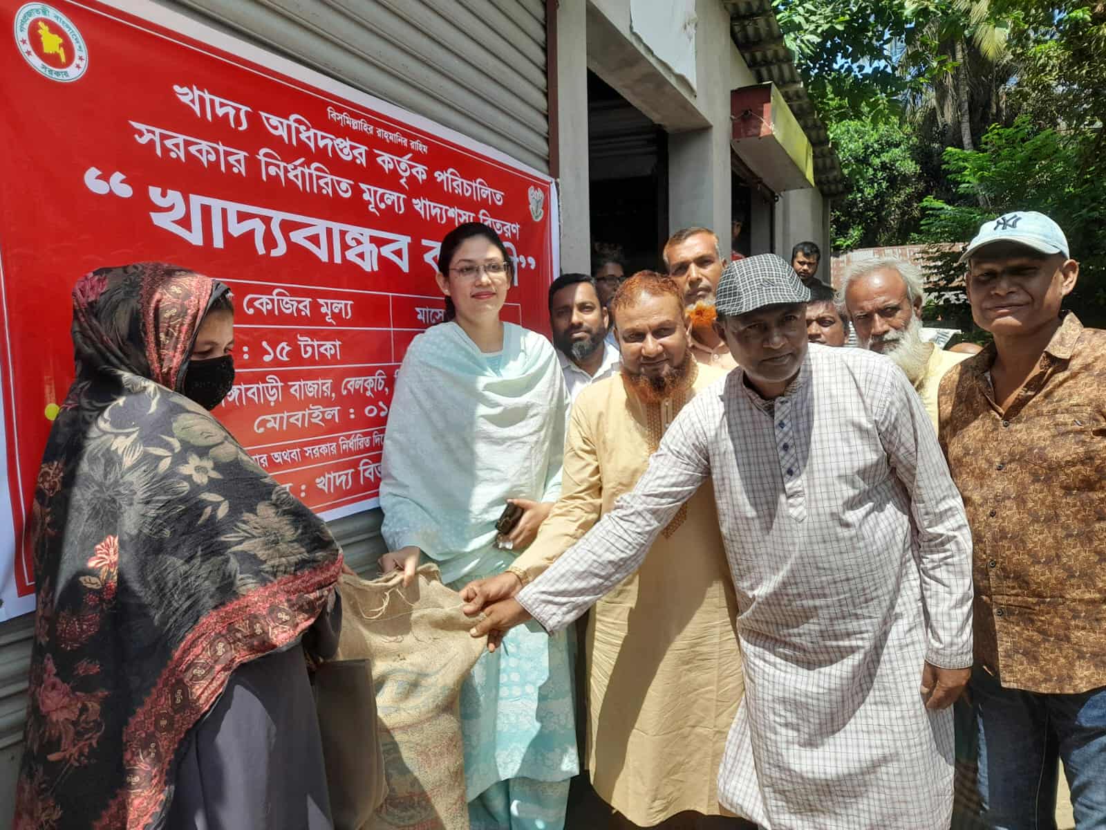 বেলকুচিতে খাদ্য বান্ধব কর্মসূচির চাল বিক্রয় উদ্বোধন করলেন ইউএনও