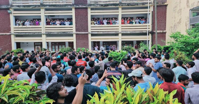 পোষ্য কোটা ইস্যুতে উত্তপ্ত রাজশাহী ক্যাম্পাস, শিক্ষার্থীদের সাথে হাতাহাতি