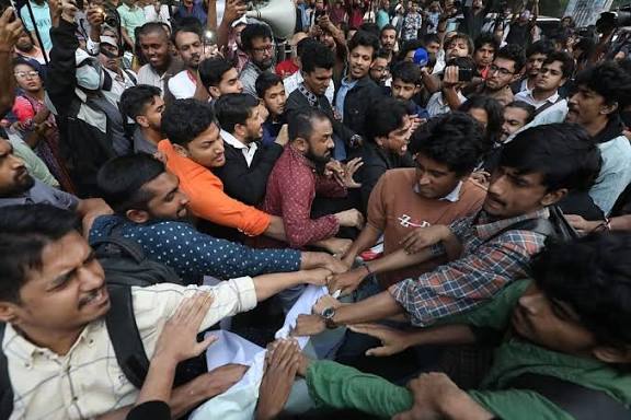 শাহবাগে ‘গানের আর্তনাদে’ জুলাই মঞ্চের বাধার ঘটনায় এনসিপি নেতাকে সাময়িক অব্যাহতি