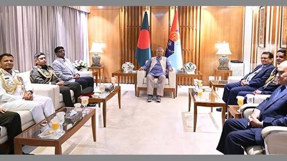 প্রধান উপদেষ্টার সঙ্গে ৩ বাহিনীর প্রধানদের সাক্ষাৎ
