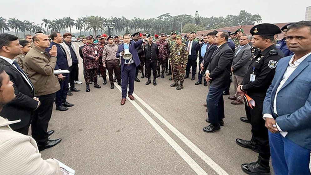 মানিক মিয়া অ্যাভিনিউজুড়ে খালেদা জিয়ার জানাজার প্রস্তুতি