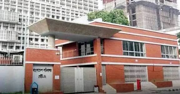 অর্থ উপদেষ্টাকে অবরুদ্ধ: কপাল পুড়লো সচিবালয়ের ১৪ কর্মচারির