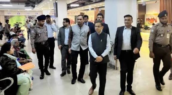 ঢাকার ভারতীয় ভিসা আবেদন কেন্দ্র পরিদর্শনে হাইকমিশনার প্রণয় ভার্মা