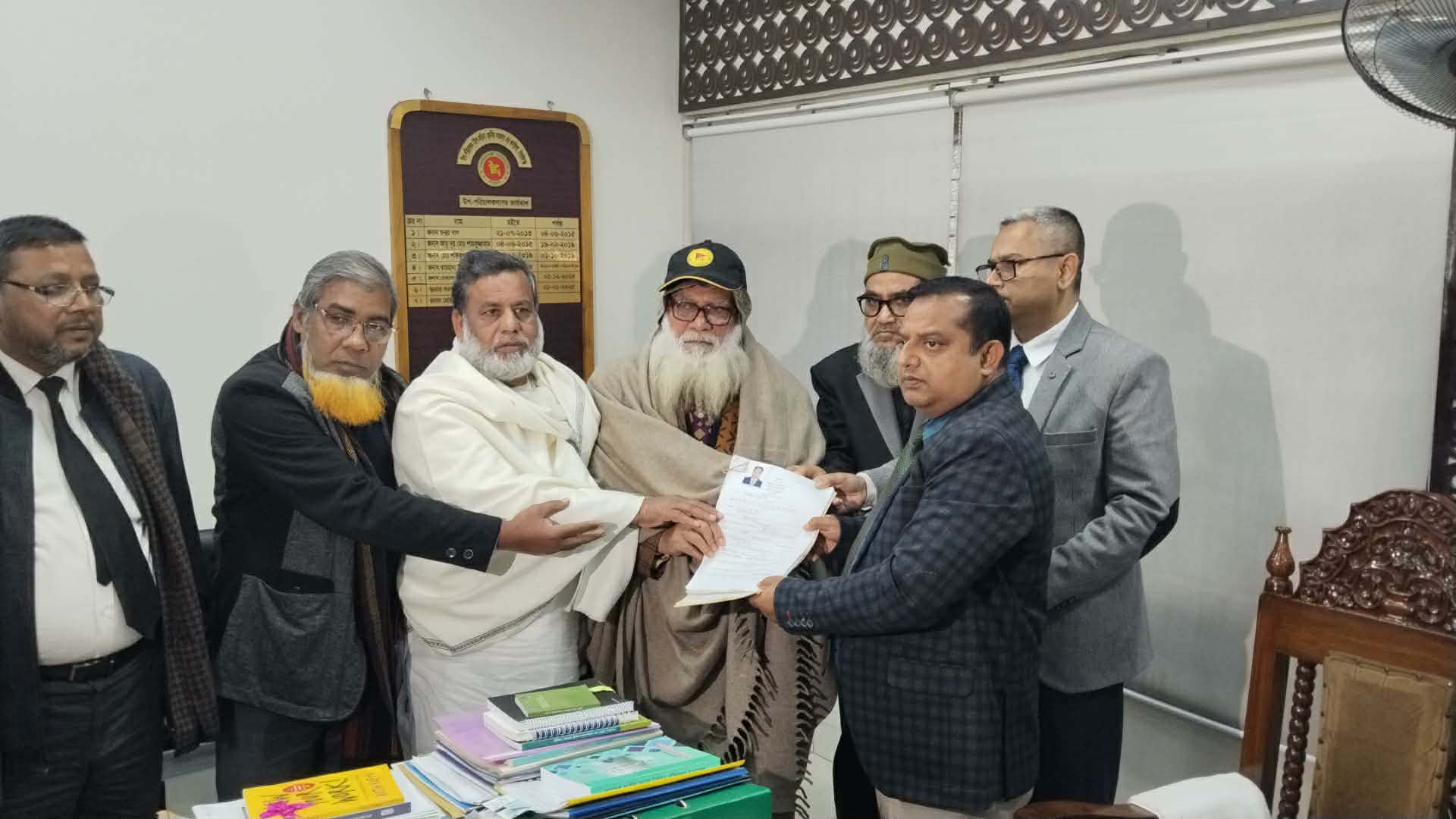 সিরাজগঞ্জ-৫ আসনে প্রার্থী ও প্রতিনিধির মাধ্যমে মনোনয়ন পত্র দাখিল