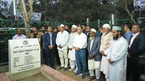 আবু সাঈদের কবর জিয়ারত করলেন তারেক রহমান, খোঁজ নিলেন পরিবারের