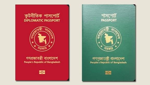 লাল পাসপোর্ট জমা দিচ্ছেন উপদেষ্টারা