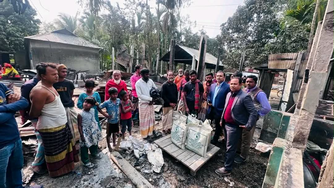 রাজারহাটে ভয়াবহ অগ্নিকান্ডে ৫ পরিবারের সর্বস্ব ভস্মীভূত