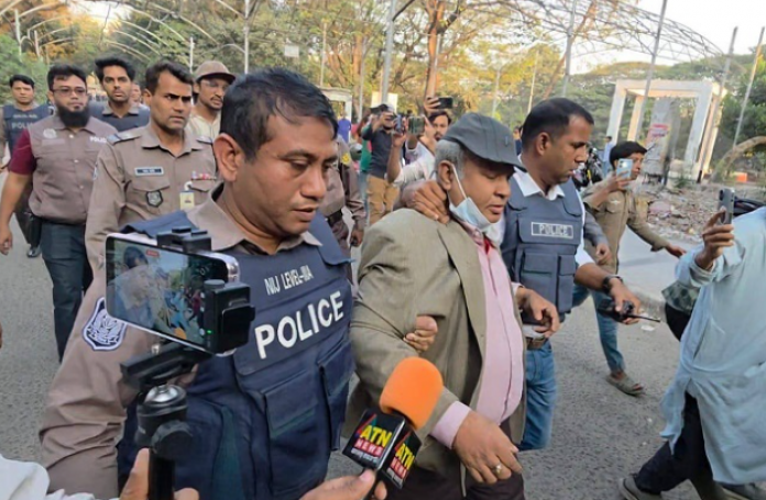ধানমন্ডি-৩২ নম্বরে শ্রদ্ধা জানাতে গিয়ে ঢাবি শিক্ষকসহ আটক ৫