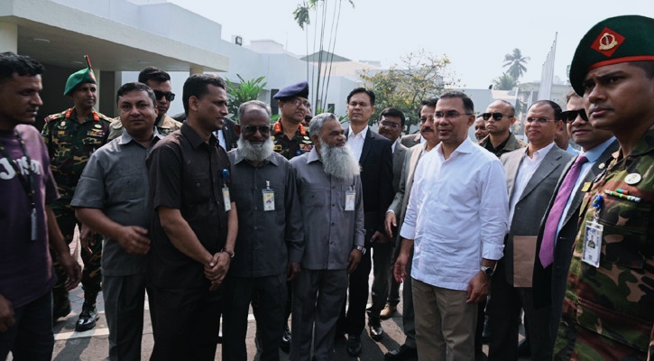 ‘তুই নূর না?’, মায়ের পুরোনো কর্মচারীকে দেখেই ডাকলেন প্রধানমন্ত্রী