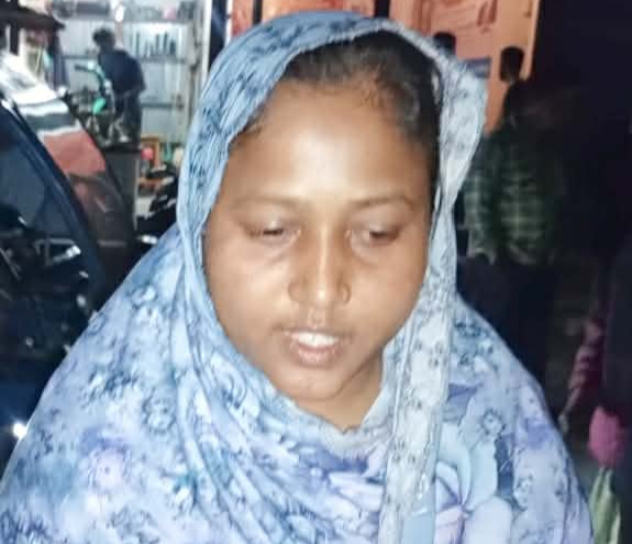 রাজারহাটে স্ত্রীর স্বীকৃতির দাবিতে অন্তঃসত্ত্বার অনশণ