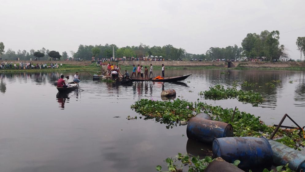 ব্রিজ ভেঙে নদীতে: মৃতের সংখ্যা বেড়ে ৫