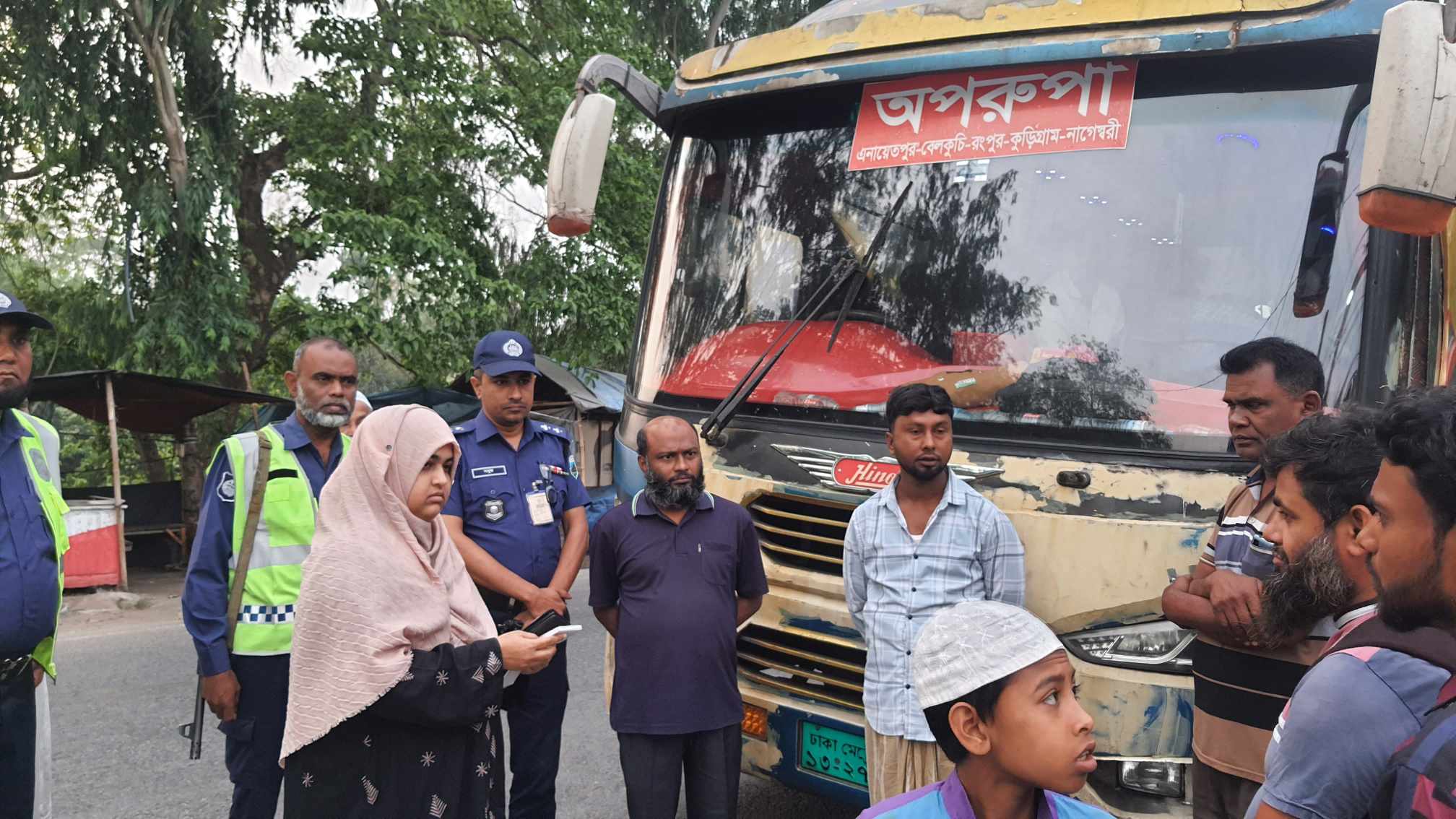 বেলকুচিতে বাসে অতিরিক্ত ভাড়া নেওয়ায় জরিমানা