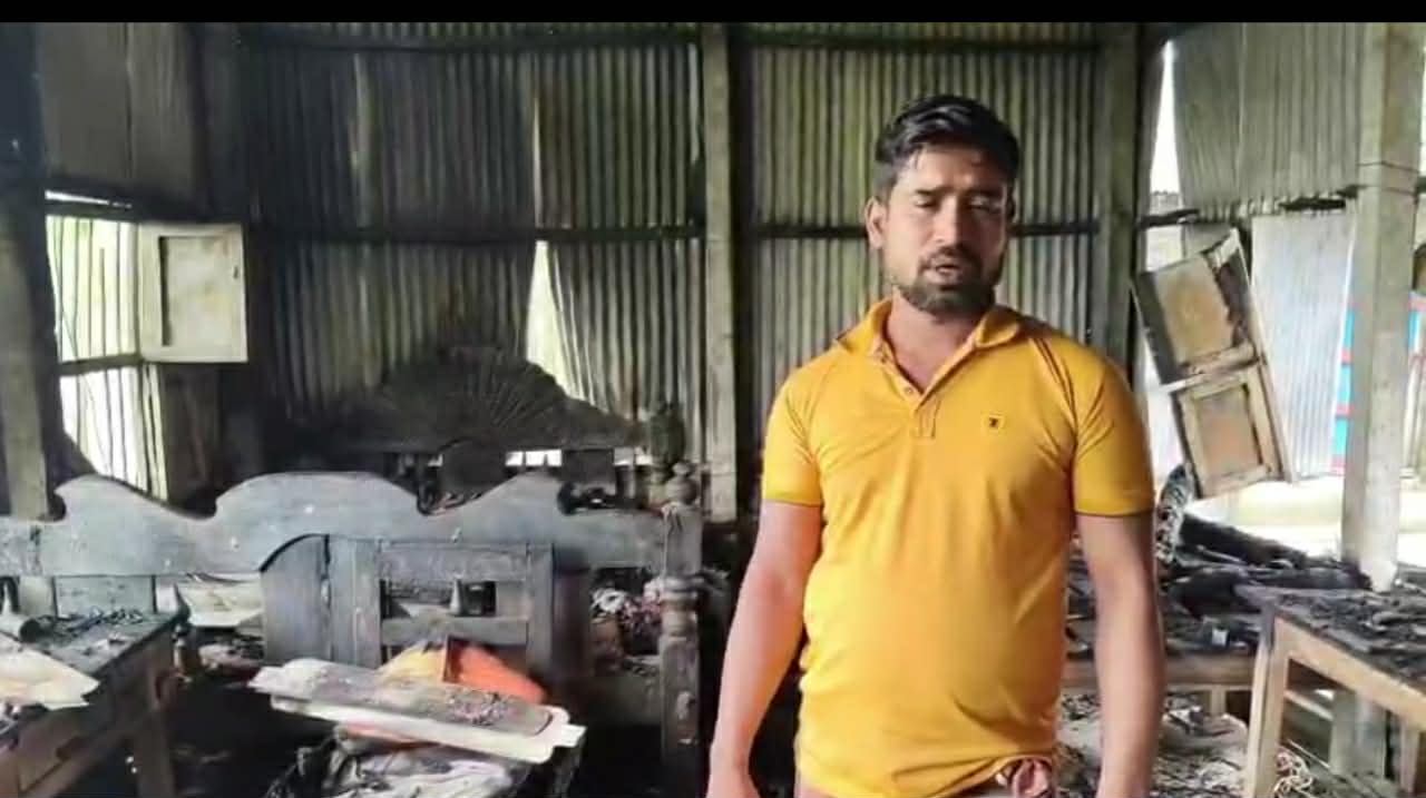 উলিপুরে বাড়িতে আগুন, ১ লাখ টাকার ক্ষতি