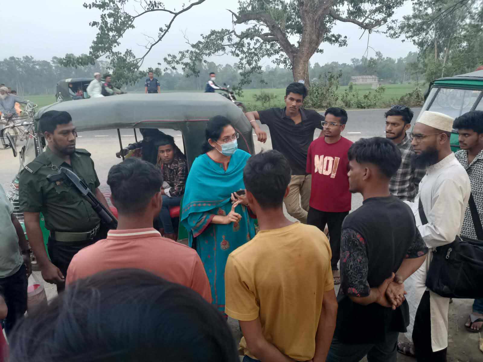 বেলকুচিতে অতিরিক্ত ভাড়া আদায়ে, ৫ সিএনজি চালককে জরিমানা