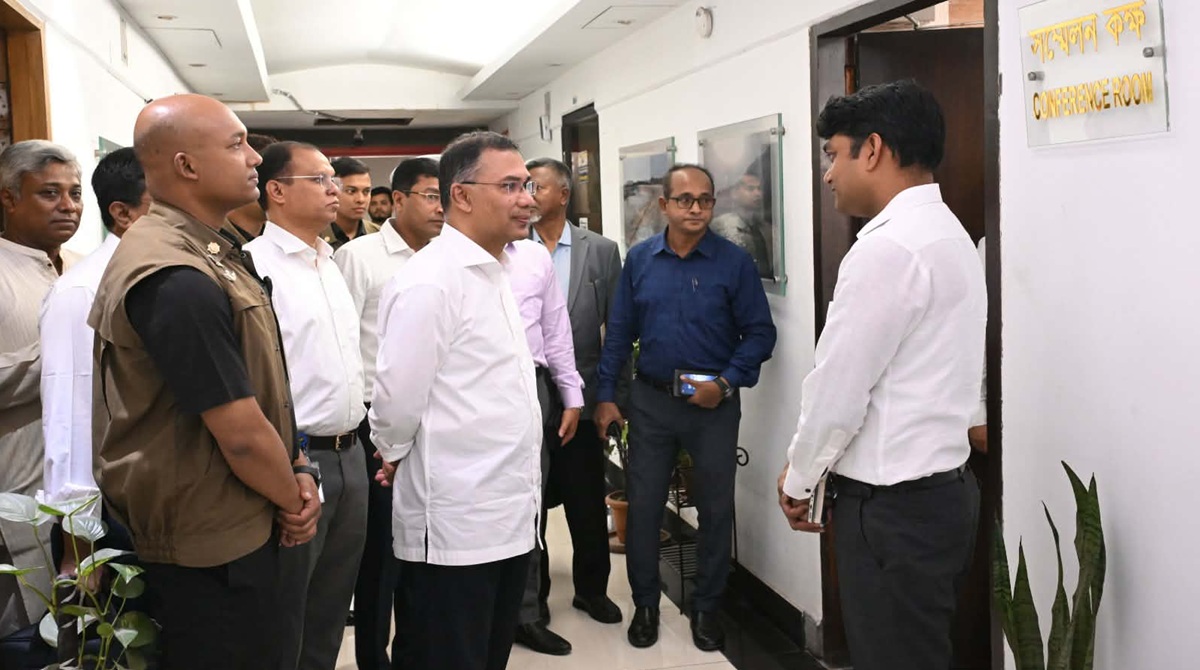সাতসকালে সচিবালয়ে বিভিন্ন দফতরে আকস্মিক পরিদর্শনে প্রধানমন্ত্রী