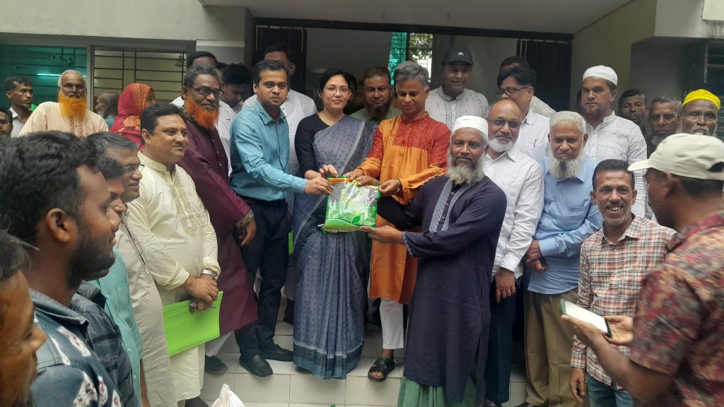 বেলকুচিতে বিনামূল্যে সার ও বীজ পেলেন প্রান্তিক কৃষক