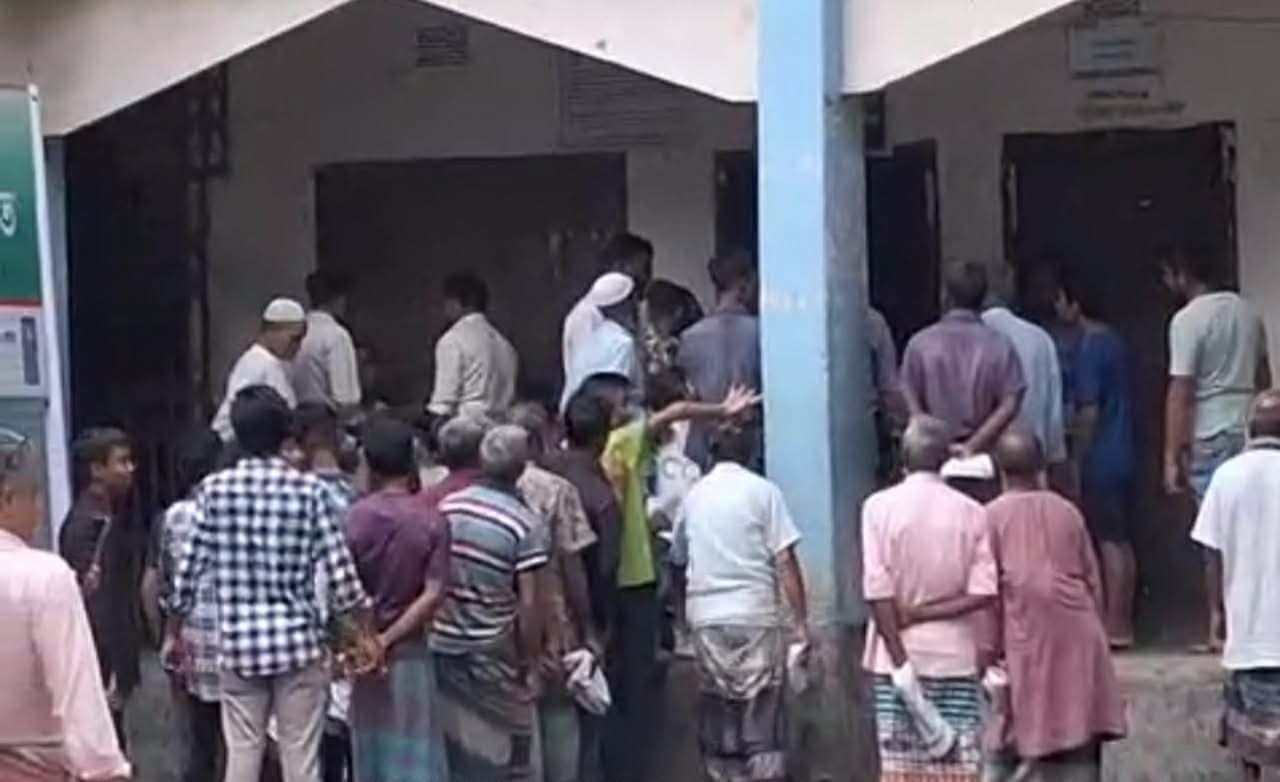 উলিপুরে বজরা ইউপি’তে চাল লুটপাটের অভিযোগ, ট্যাগ অফিসার ও প্যানেল চেয়ারম্যানকে ঘিরে উত্তেজনা