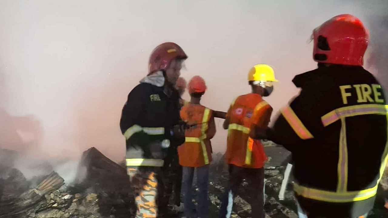 কালশি বস্তিতে ভয়াবহ আগুন, নিয়ন্ত্রণে ফায়ার সার্ভিসের ১৫ ইউনিট