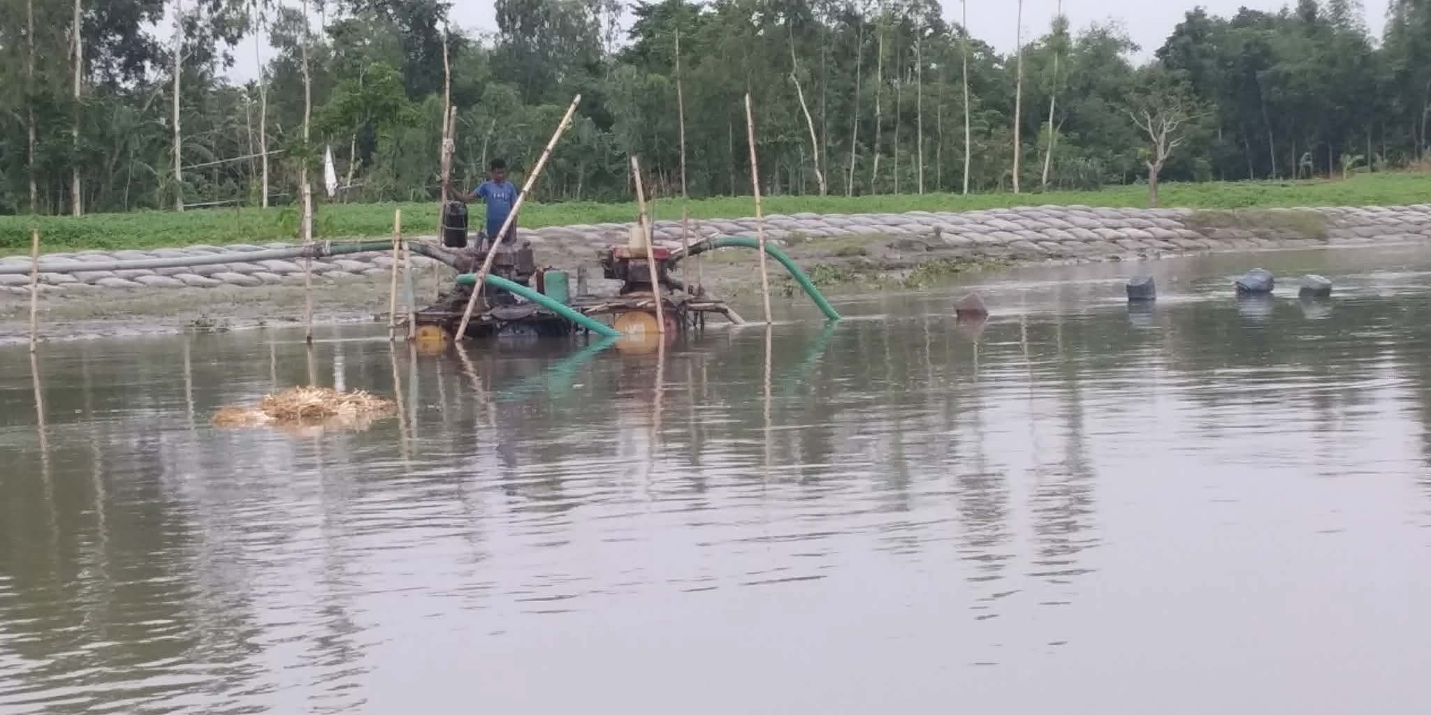 তিস্তার তীর সংরক্ষণ কাজের আড়ালে অবৈধ বালু বাণিজ্য: রাজারহাটে পুকুর ও স্কুল মাঠ ভরাটের হিড়িক