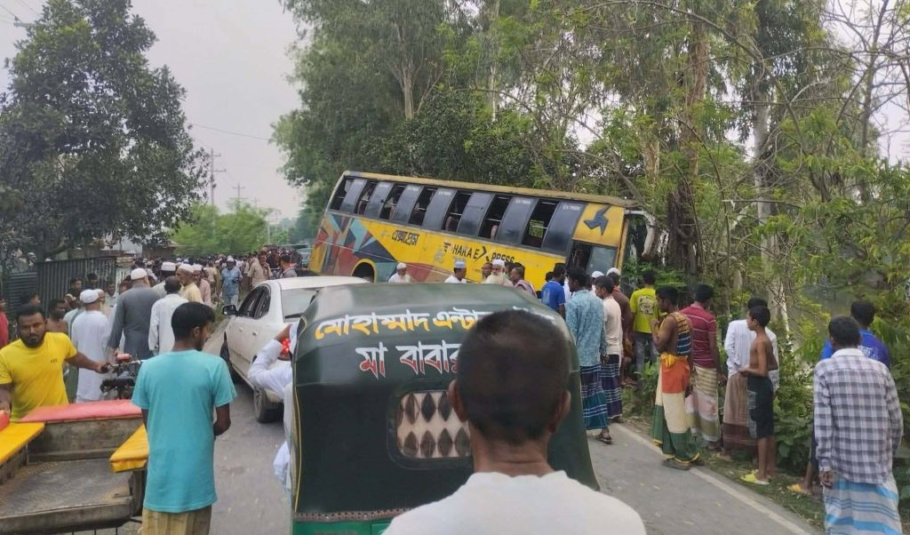 বেলকুচিতে বাসের ধাক্কায় নিহত ৩, আহত ১ জন