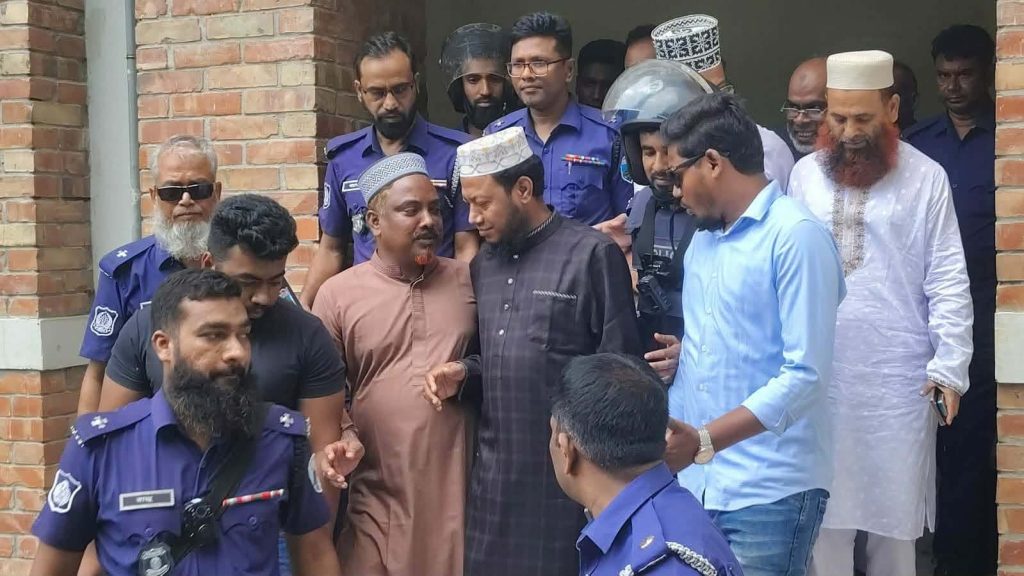 সিরাজগঞ্জে দুই মামলায় জামিন পেলেন মুফতি আমির হামজা এমপি