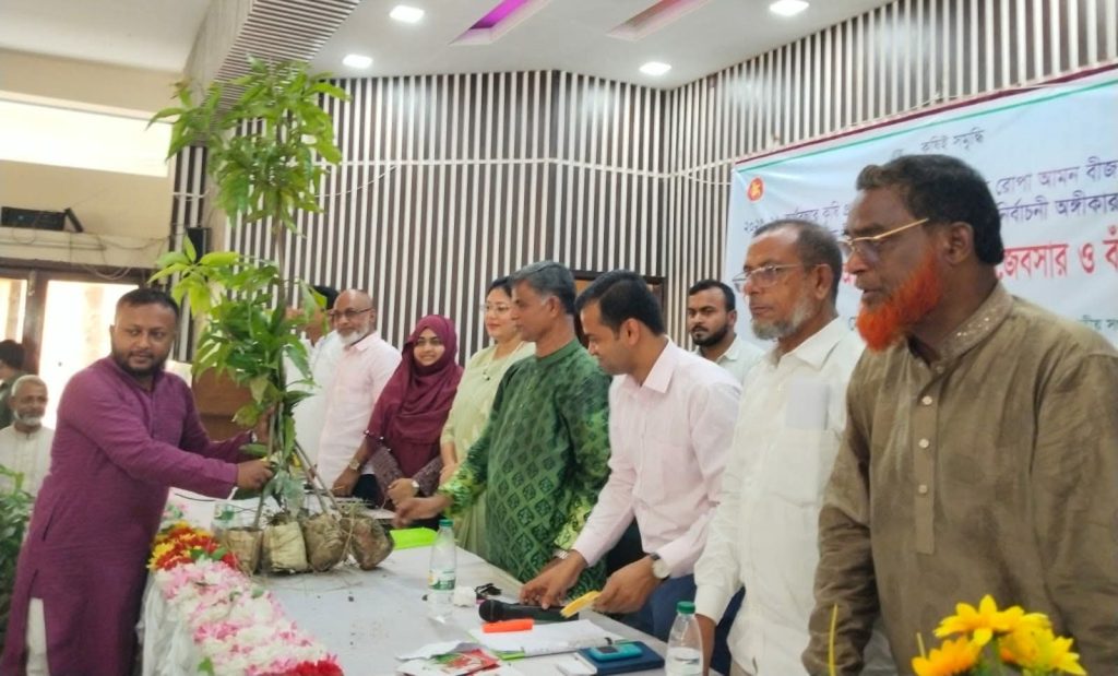 বেলকুচিতে কৃষি প্রণোদনার আওতায় গাছের চারা, বীজ ও সার বিতরণ