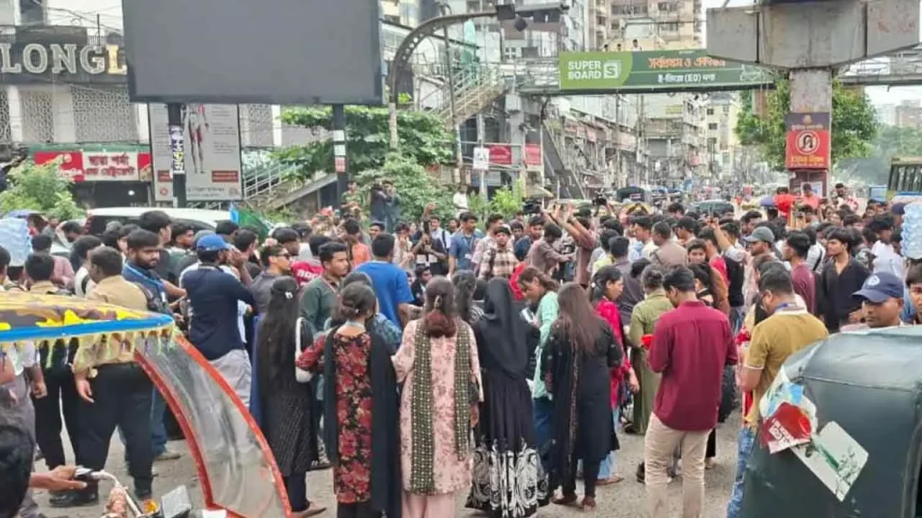 সায়েন্সল্যাব ছেড়ে শিক্ষা বোর্ড অভিমুখে শিক্ষার্থীরা, পথে পুলিশি বাধা